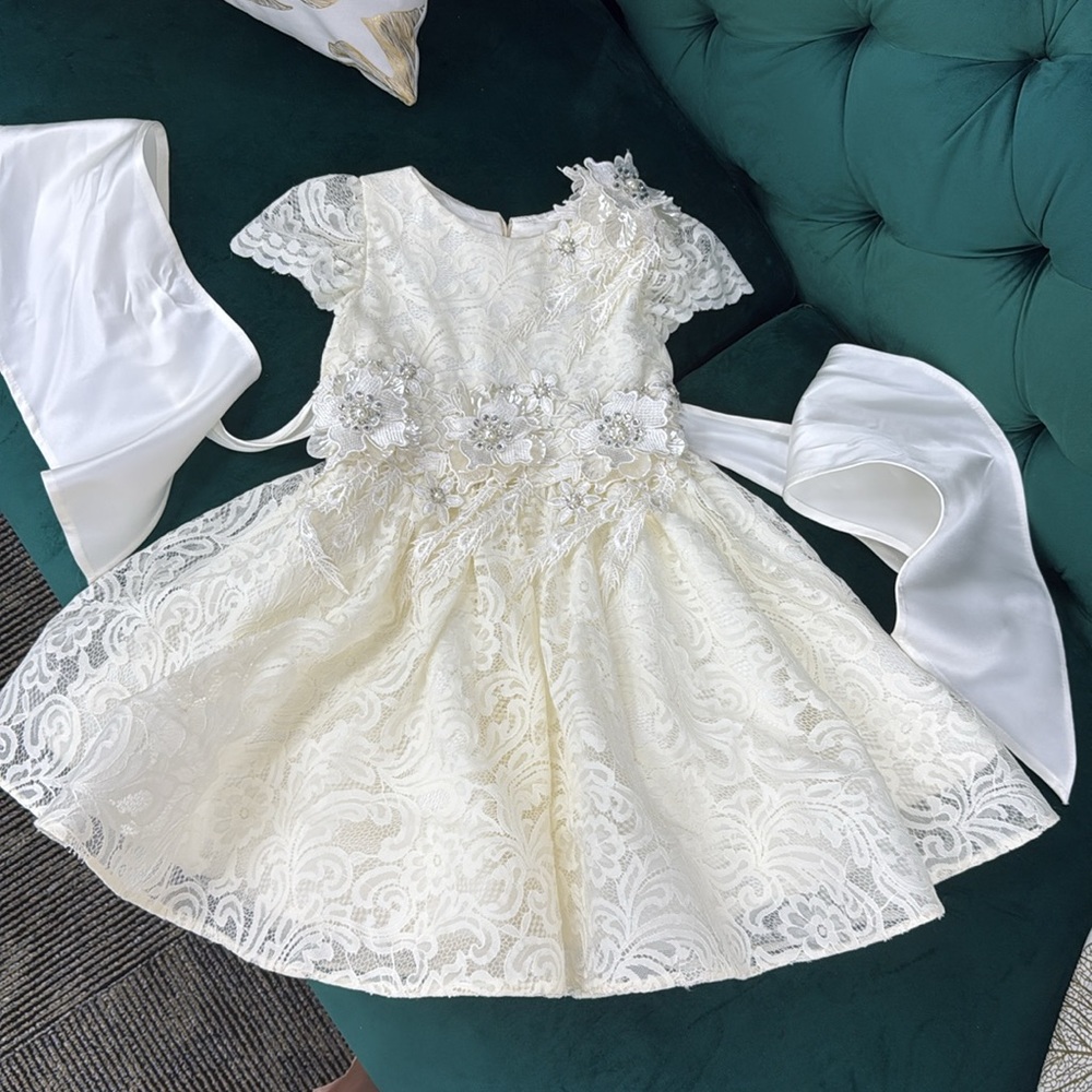 Elegant Cream Lace Kids Dress size 5/6T